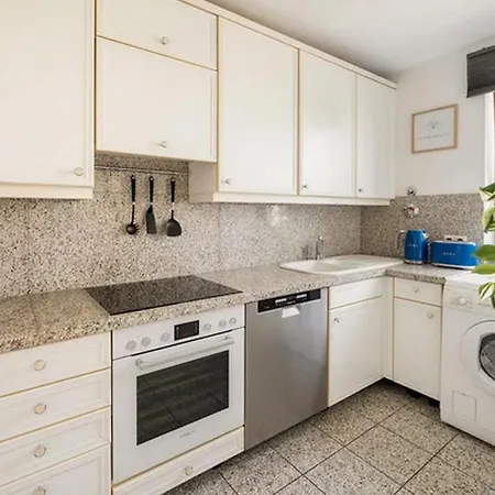 Modern 3 Bedroom Near Oktoberfest Lägenhet München